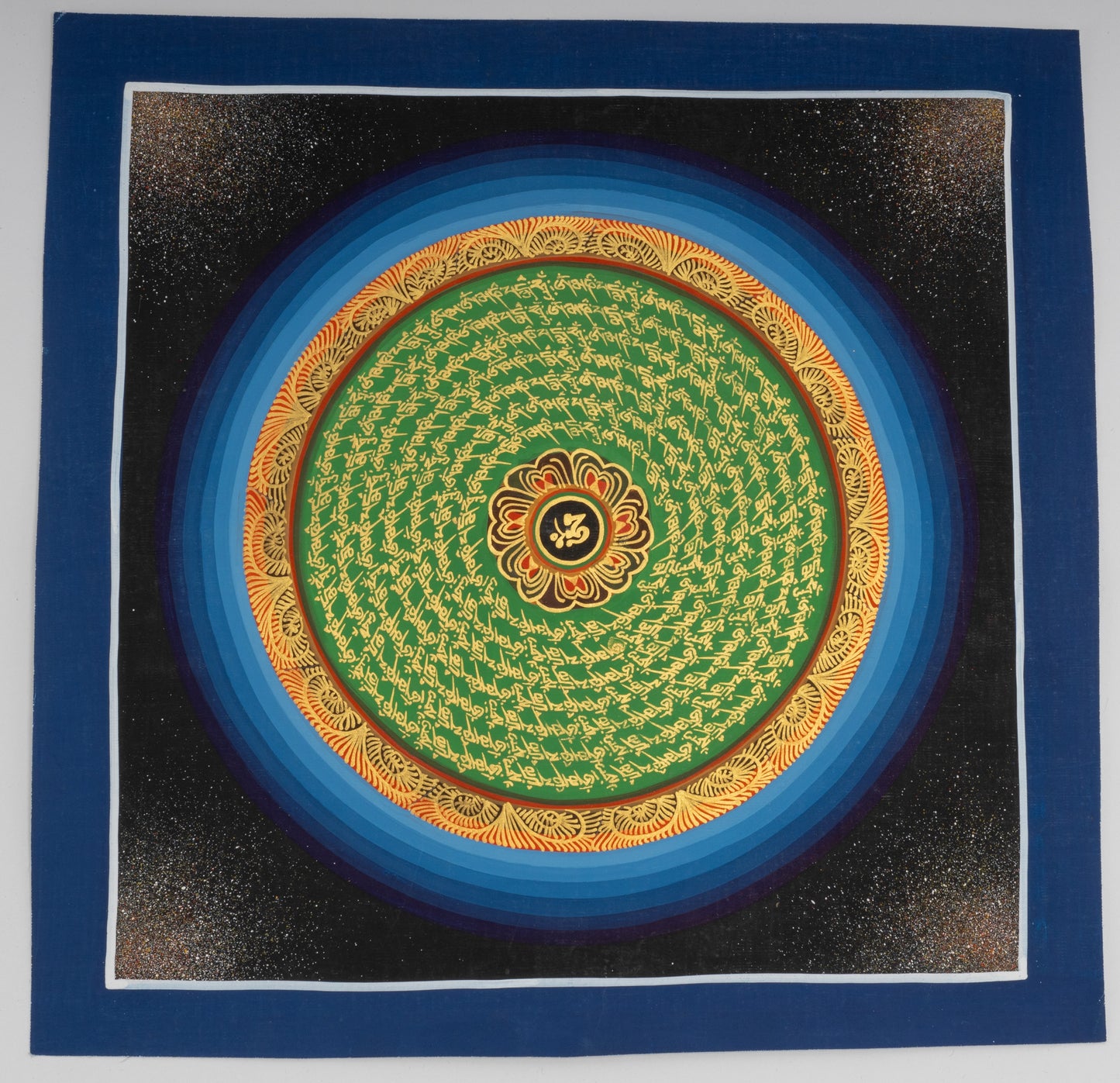 Handgemaltes Mantra-Mandala aus Nepal 30 x 30 cm auf handgemachter Canvas Leinwand, grüne Umrandung um goldenne Schrift auf gruenem Hintergrund, gr. Lotusblüte mit einem Om Zeichen