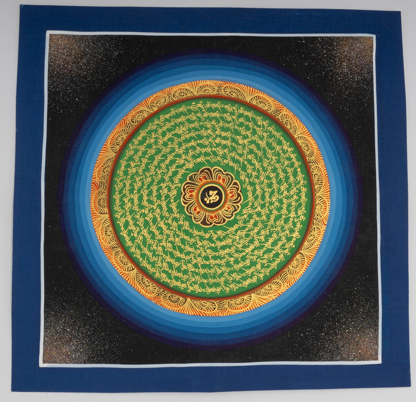 Handgemaltes Mantra-Mandala aus Nepal 30 x 30 cm auf handgemachter Canvas Leinwand, grüne Umrandung um goldenne Schrift auf gruenem Hintergrund, gr. Lotusblüte mit einem Om Zeichen