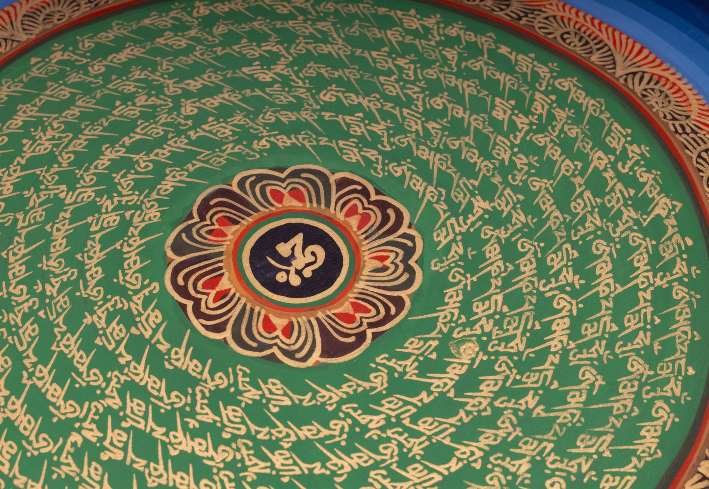 Handgemaltes Mantra-Mandala aus Nepal 30 x 30 cm auf handgemachter Canvas Leinwand, grüne Umrandung um goldenne Schrift auf gruenem Hintergrund, gr. Lotusblüte mit einem Om Zeichen