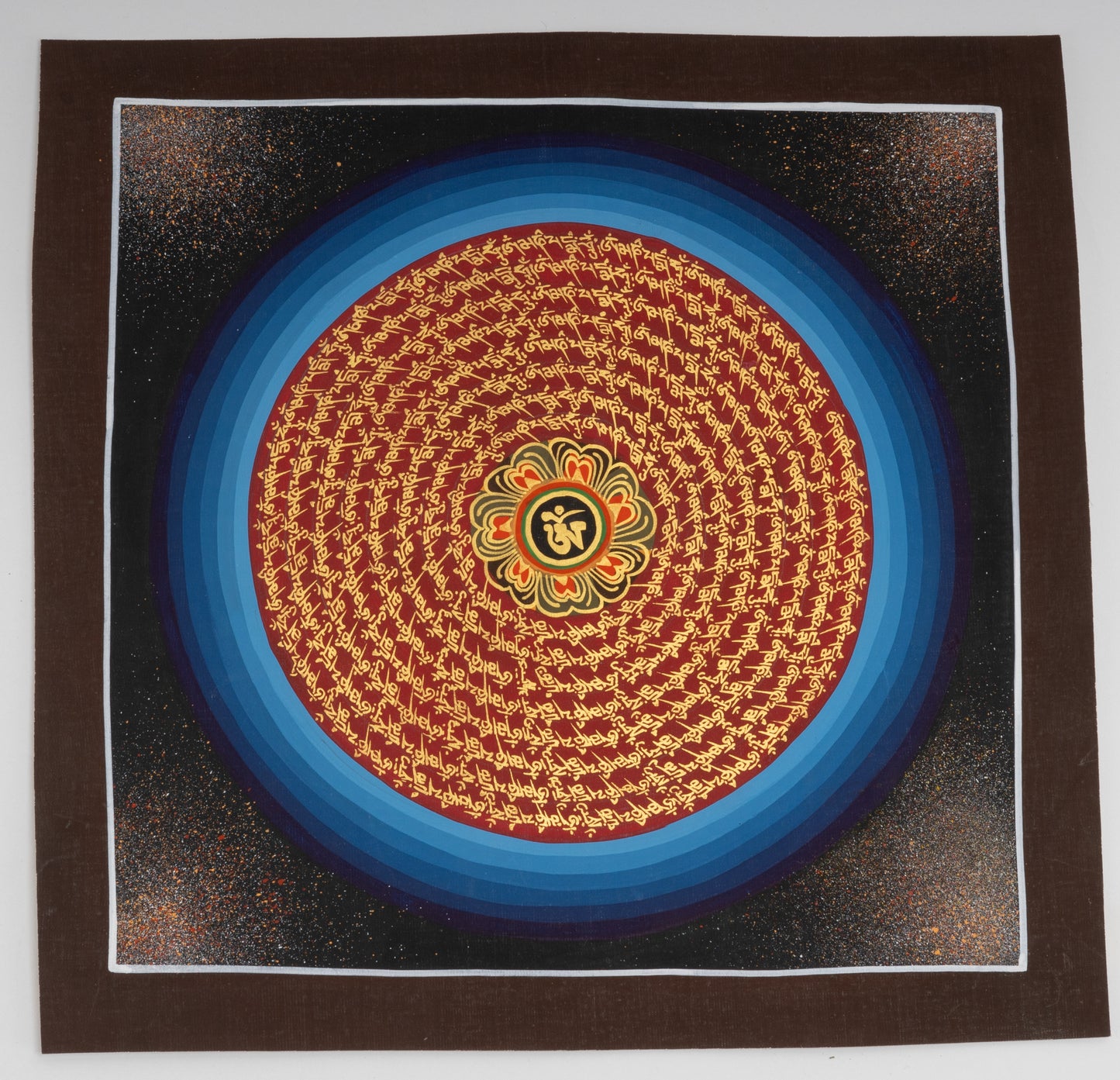 Handgemaltes Mantra-Mandala aus Nepal 30 x 30 cm auf handgemachter Canva Leinwand, blaue Umrandung um goldene Schrift auf rotem Hintergrund, Lotusblüte mit einem Om Zeichen im Zentrum