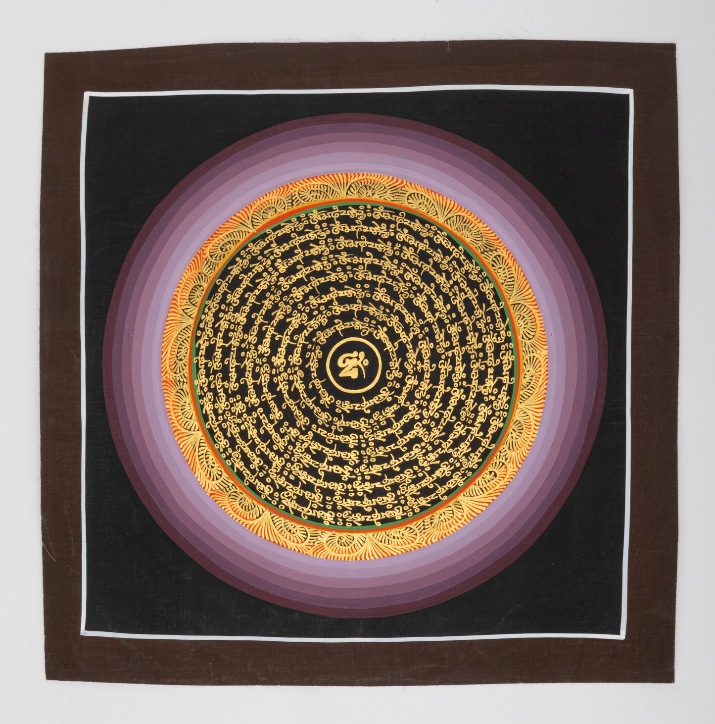 Handgemaltes Mantra-Mandala aus Nepal 30 x 30 cm auf handgemachter Canvas Leinwand, lila und goldene Umrandung um goldenen Schrift auf schwarzem Hintergrund, mit einem Om Zeichen im Zentrum