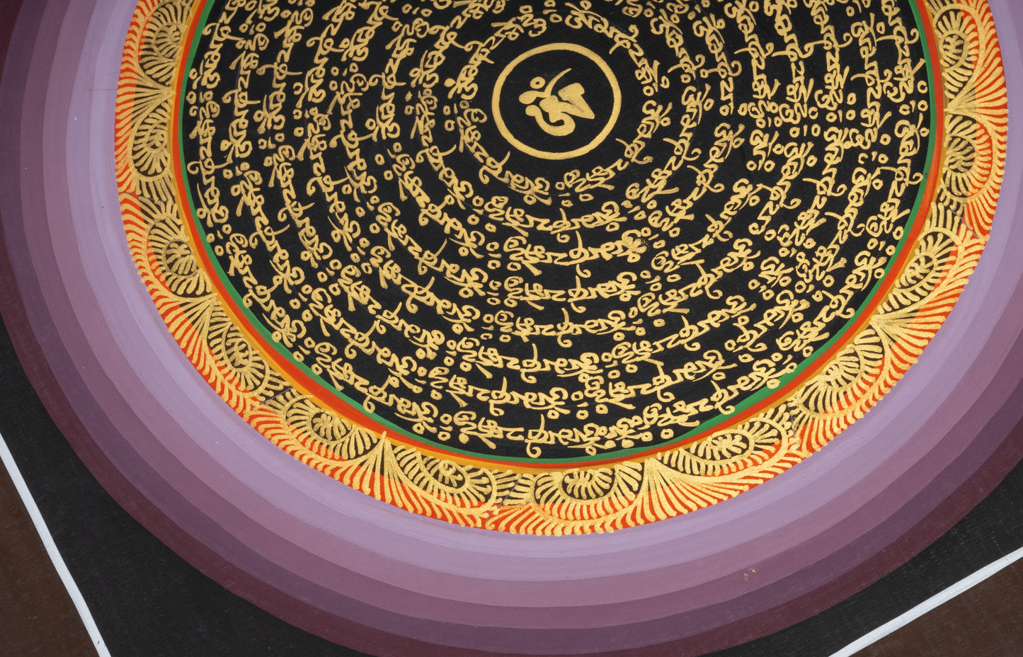 Handgemaltes Mantra-Mandala aus Nepal 30 x 30 cm auf handgemachter Canvas Leinwand, lila und goldene Umrandung um goldenen Schrift auf schwarzem Hintergrund, mit einem Om Zeichen im Zentrum