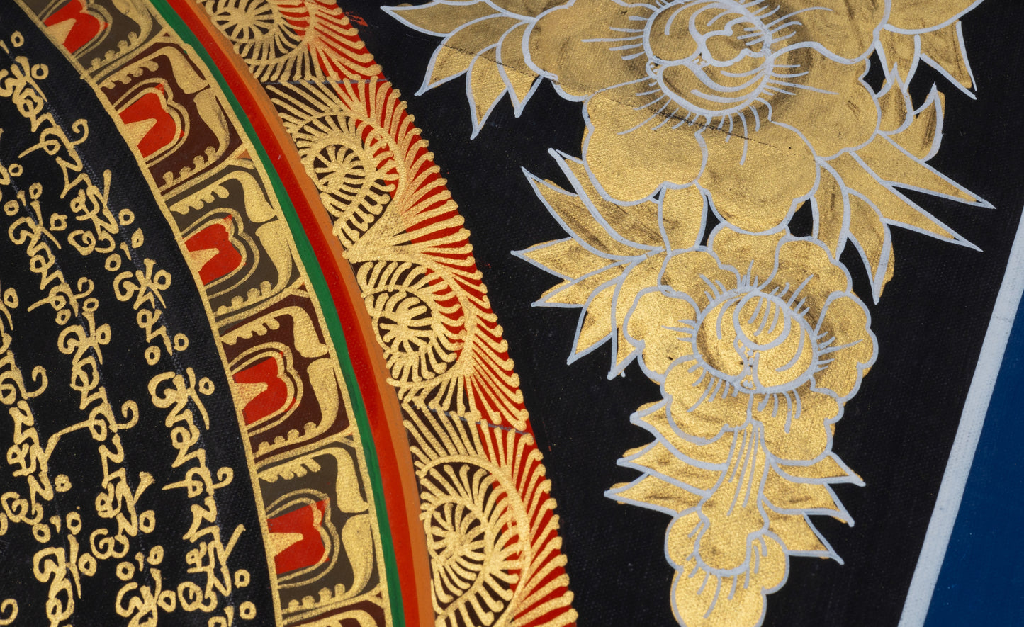 Handgemaltes Mantra-Mandala aus Nepal 50 x 50 cm auf handgemachter Canvas Leinwand, goldenen Schrift auf rotem Hintergrund, Lotusblume mit einem Om Zeichen, goldenen Blumenverzierung in den Ecken