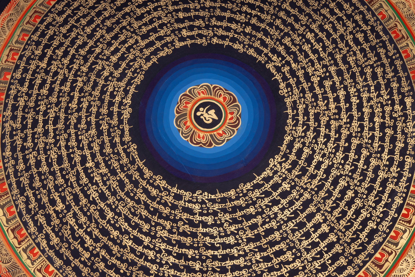 Handgemaltes Mantra-Mandala aus Nepal 50 x 50 cm auf handgemachter Canvas Leinwand, goldenen Schrift auf rotem Hintergrund, Lotusblume mit einem Om Zeichen, goldenen Blumenverzierung in den Ecken
