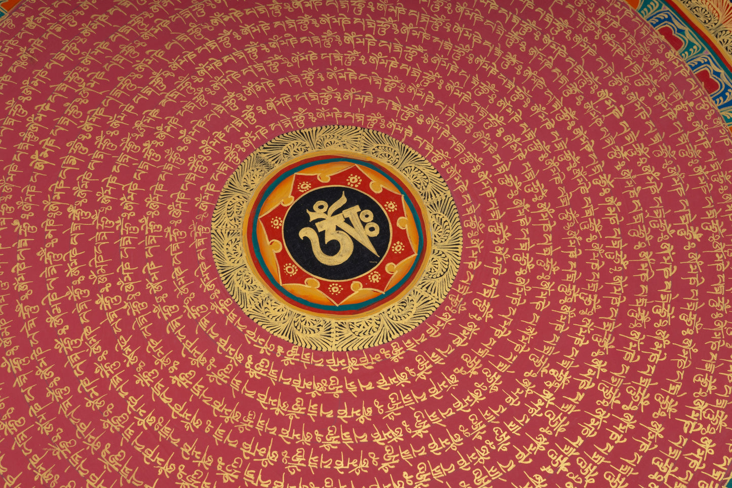 Handgemaltes Mantra-Mandala aus Nepal 50 x 50 cm auf handgemachter Canvas Leinwand, goldenen Schrift auf rotem Hintergrund, Lotusblume mit einem Om Zeichen