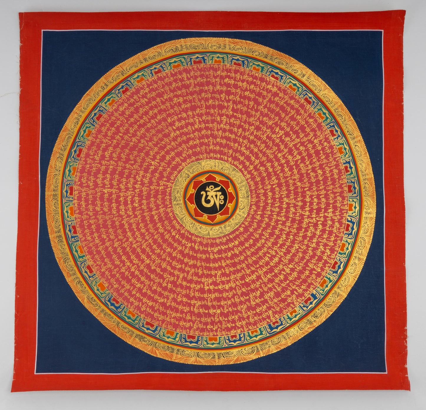 Handgemaltes Mantra-Mandala aus Nepal 50 x 50 cm auf handgemachter Canvas Leinwand, goldenen Schrift auf rotem Hintergrund, Lotusblume mit einem Om Zeichen