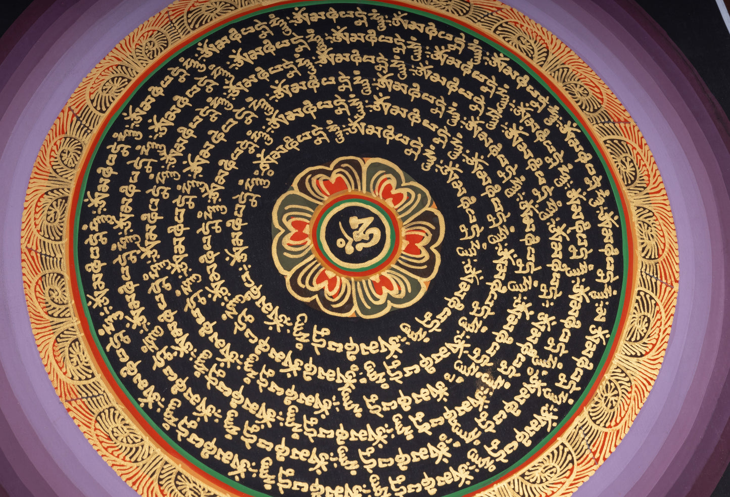 Handgemaltes Mantra-Mandala aus Nepal 30 x 30 cm auf handgemachter Canvas Leinwand, lila und goldenen Umrandung um goldene Schrift auf schwarzem Hintergrund, Lotusblüte mit einem Om Zeichen im Zentrum